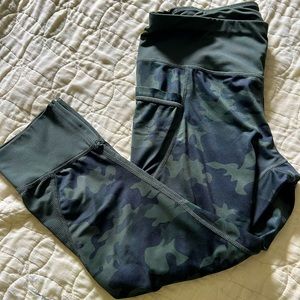 Workout leggings with side pockets, back zippered pocket, and breathable panels!